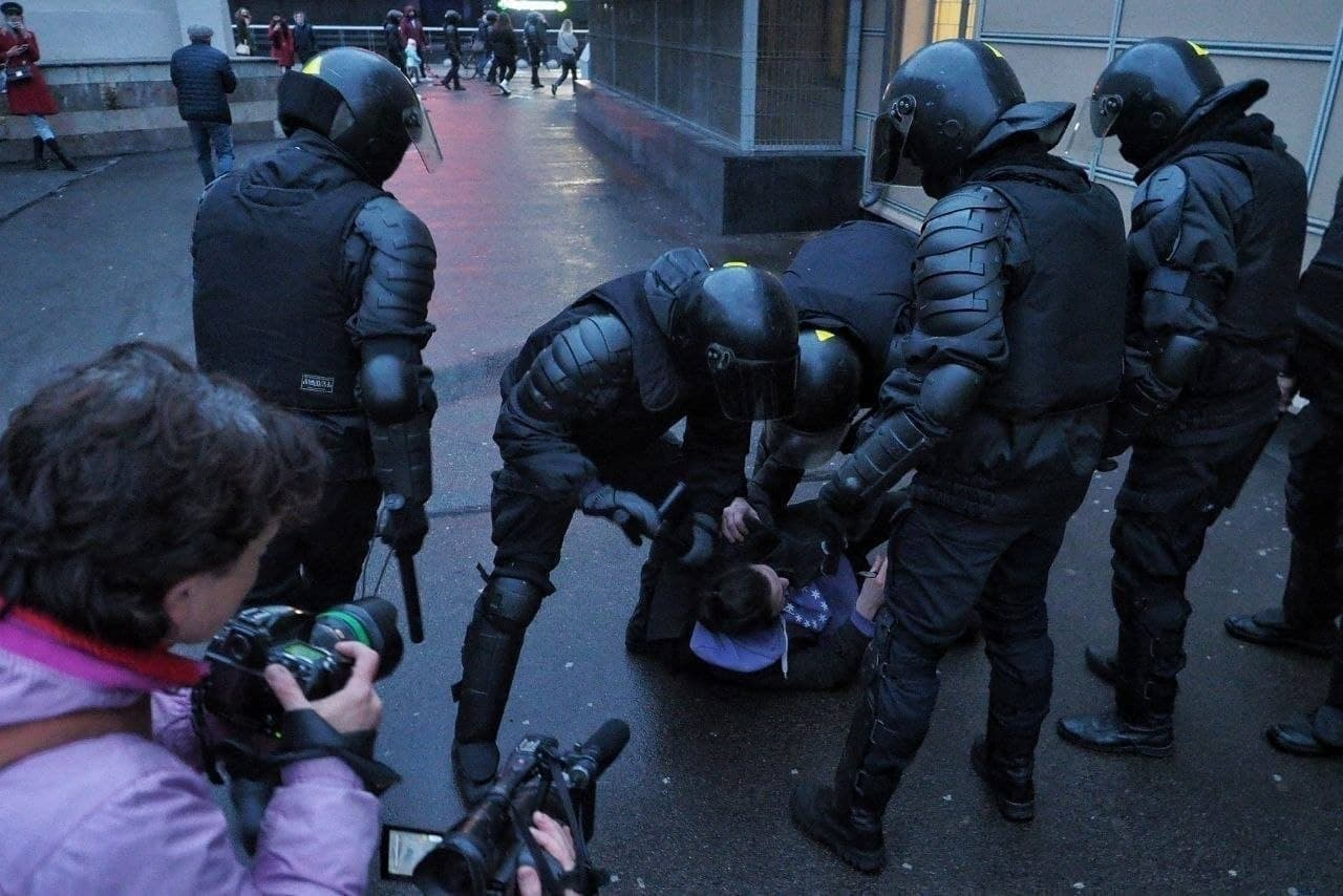 Участники митинга 21 апреля в Санкт-Петербурге пожаловались в СК на насилие со стороны силовиков