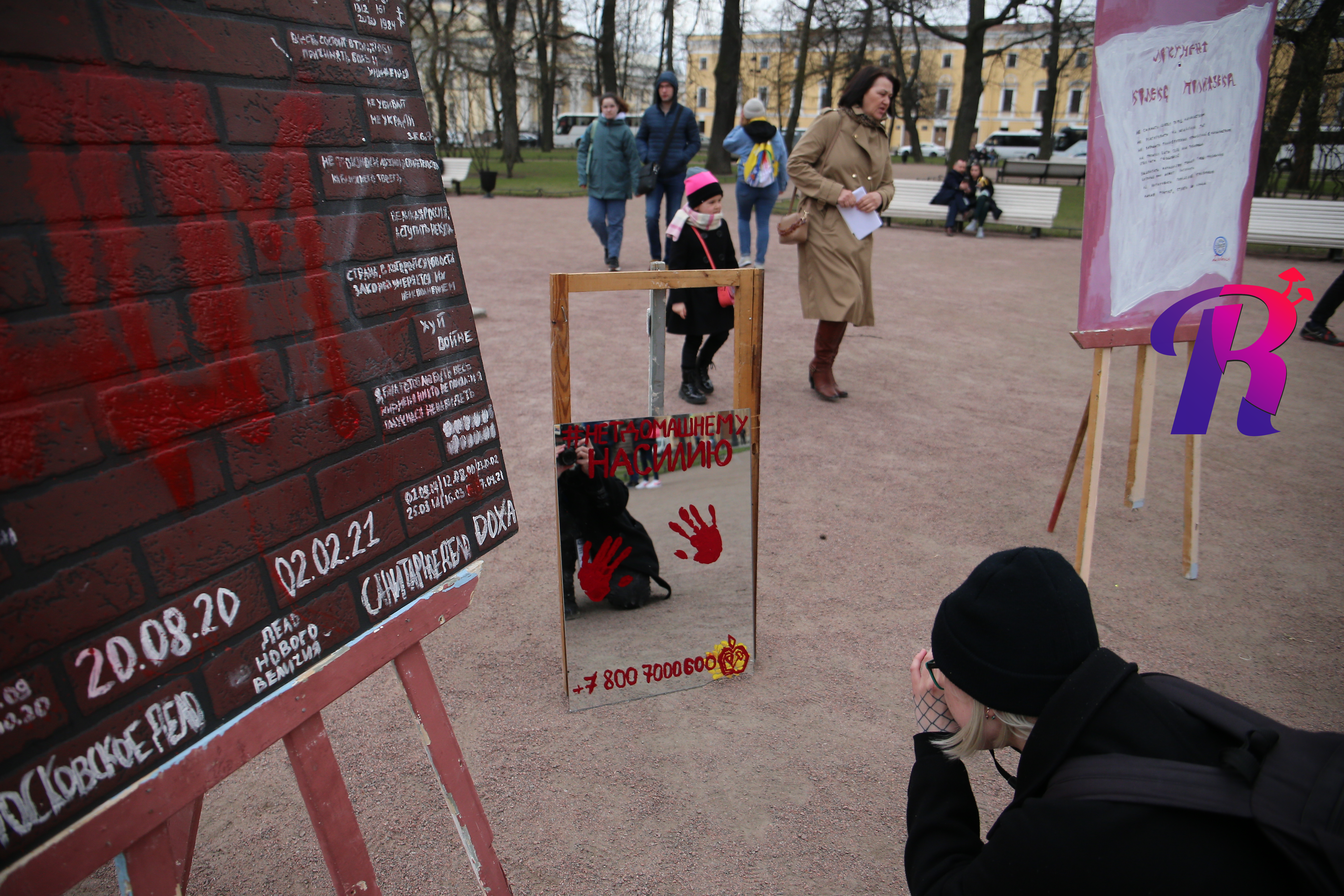 В Санкт-Петербурге на несогласованной выставке художников-акционистов прошли задержания
