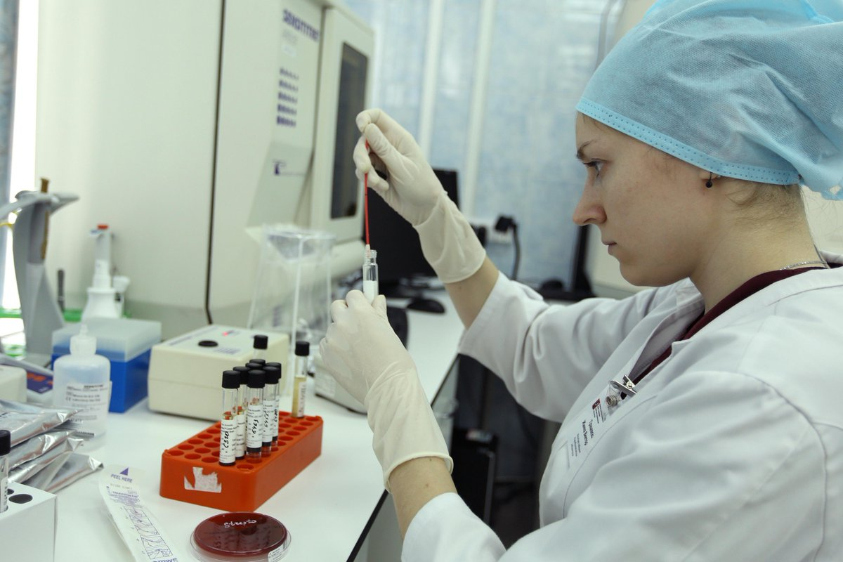 Центр «Вектор» испытывает трехкратную вакцинацию «Эпиваккороной»