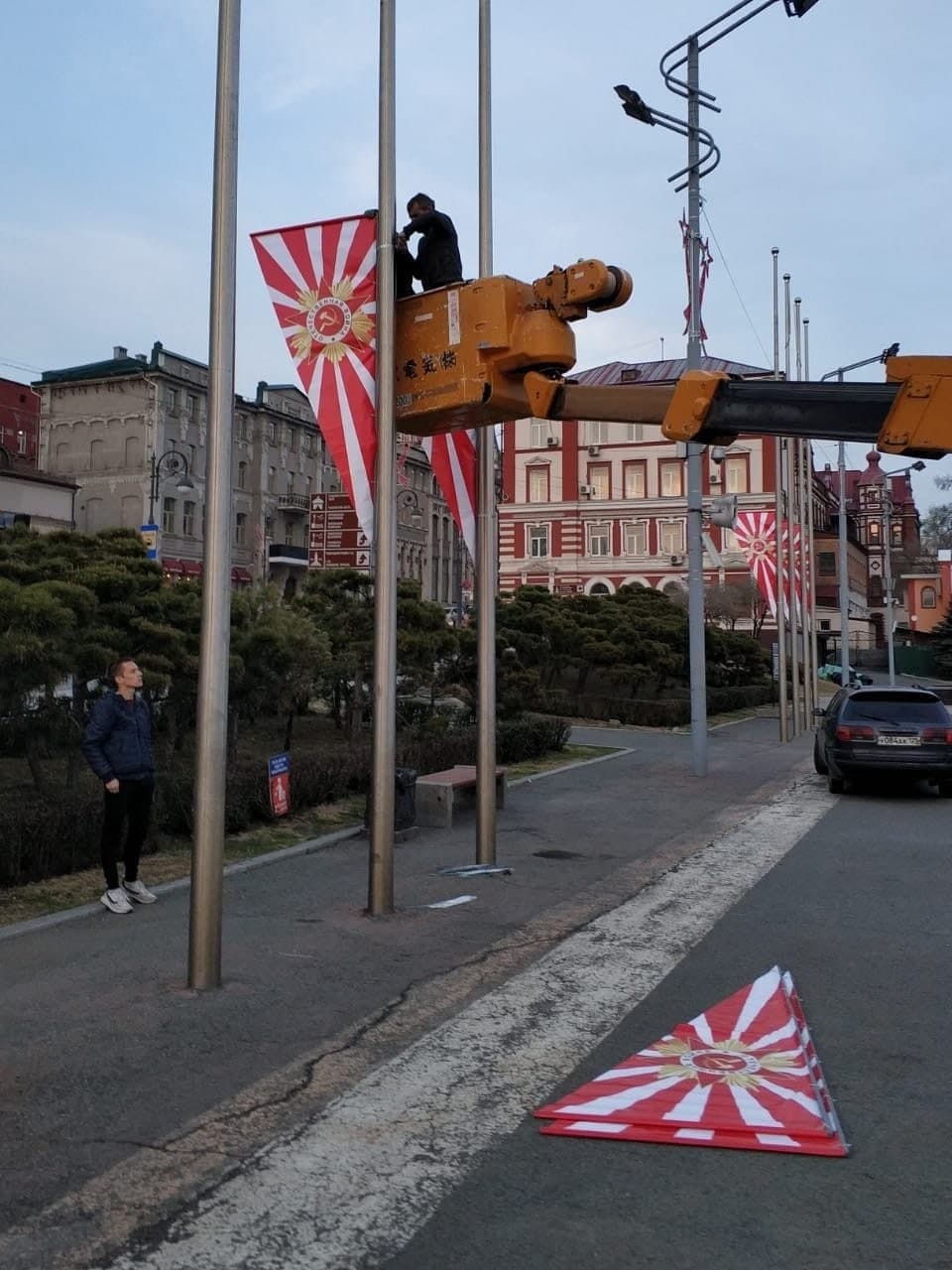 Во Владивостоке проведут проверку из-за флагов ко Дню Победы
