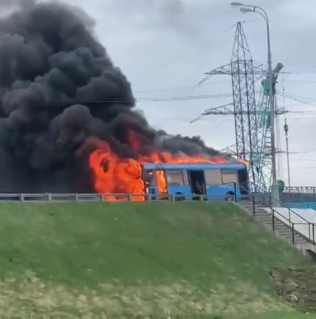 В Москве на Алтуфьевском шоссе сгорел автобус