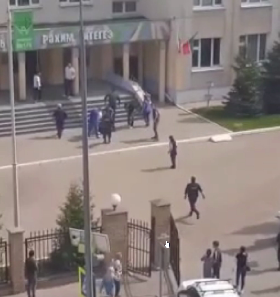 Очевидец рассказал о первых минутах после начала стрельбы в гимназии в Казани