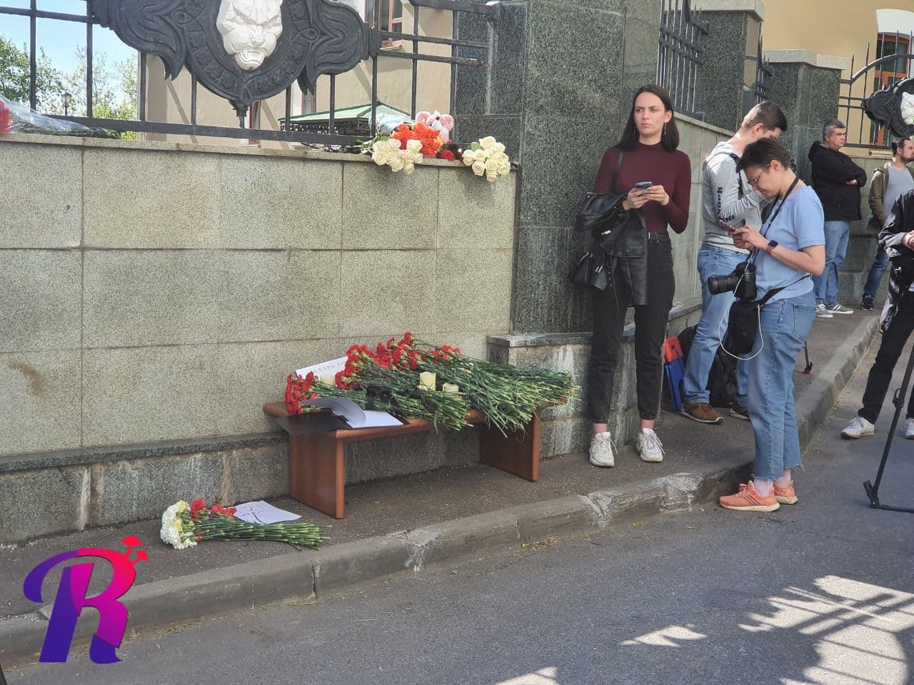У гимназии № 175 в Казани организован стихийный мемориал