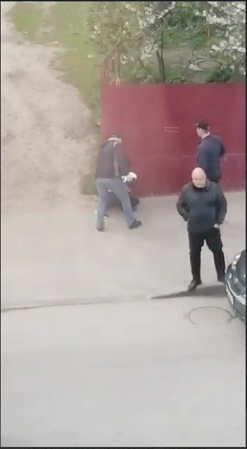 Под окнами администрации Елецкого района на глазах у полиции избили бизнесмена