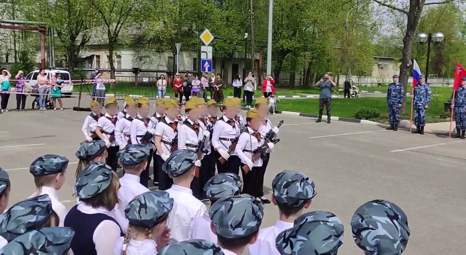 Третьеклассники с автоматами и патриотический марш: в Электростали прошел школьный парад
