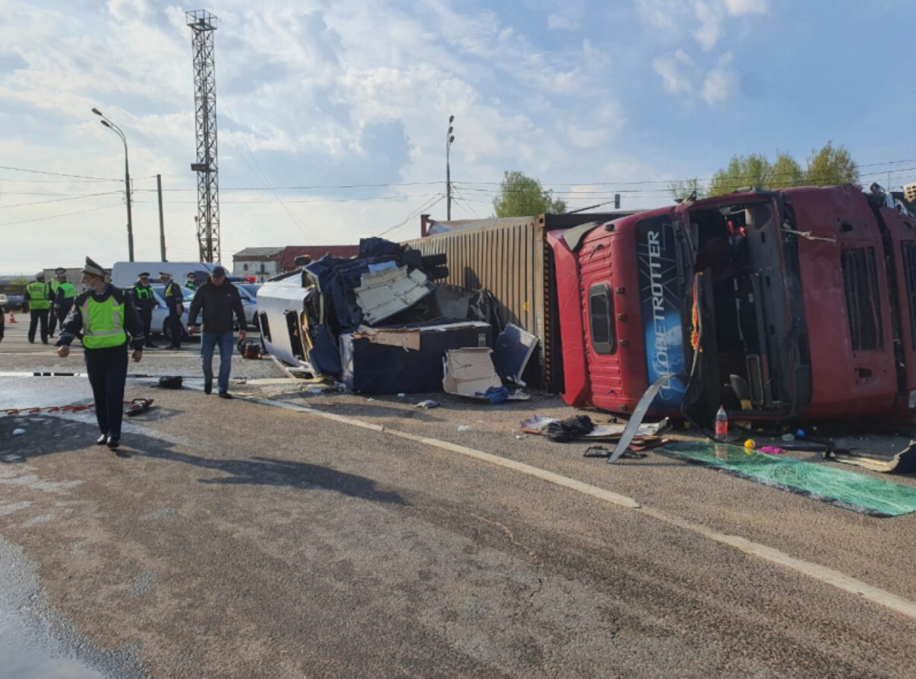 В столкновении фуры и микроавтобуса под Смоленском пострадали 13 человек