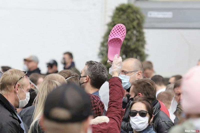 В Беларуси минчанину дали 15 суток за тапок с белой полосой