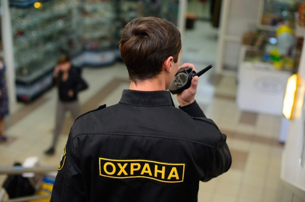 Охранник столичного магазина выстрелил в школьника из ракетницы