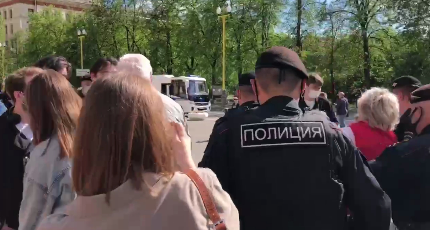 В Москве задержали 20 человек на акции против закона о просветительской деятельности