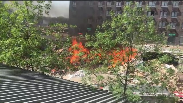 На севере Москвы во дворе строящегося ЖК ПИК горит мусор