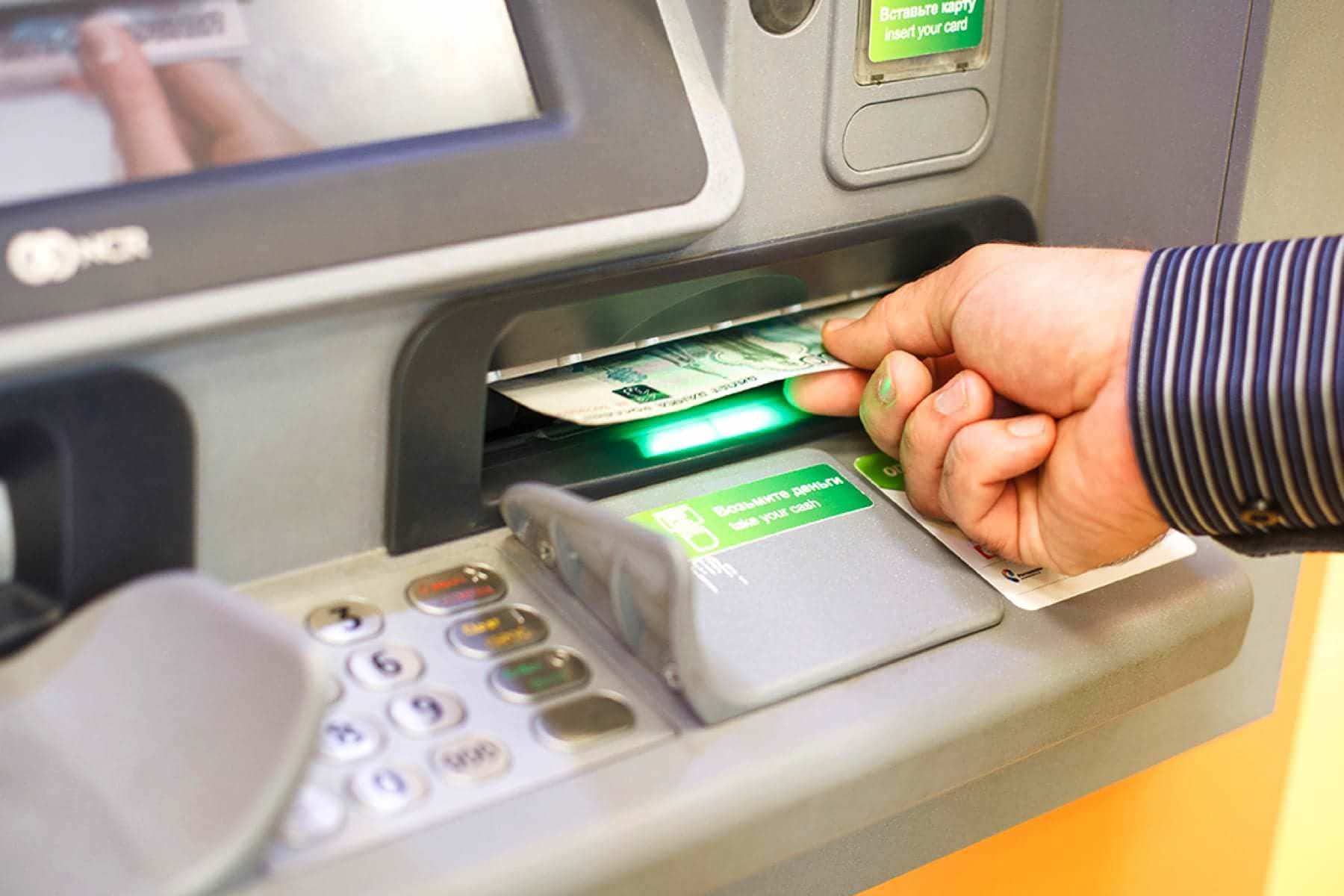 Банки планируют запустить сервис для снятия денег с чужой карты через QR-код