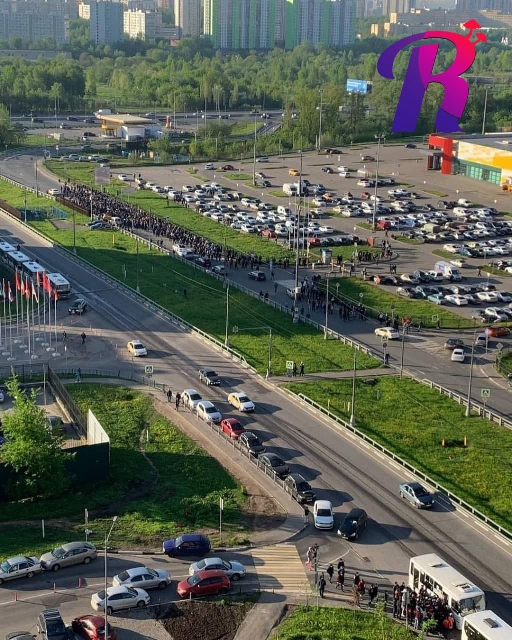 В Подмосковье мигранты перекрыли дорогу из-за очереди в миграционный центр