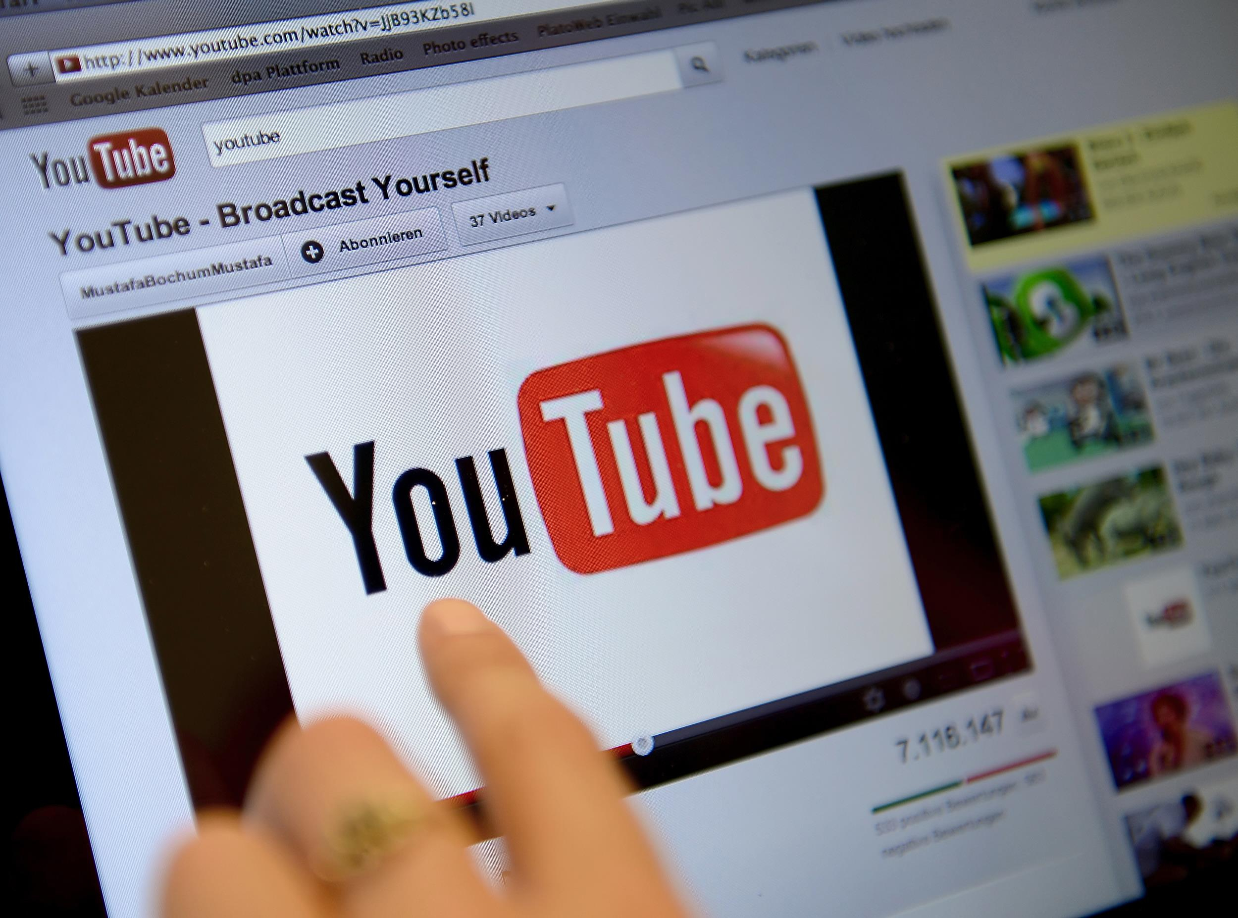 Роскомнадзор не исключил замедления работы сервисов Facebook и YouTube