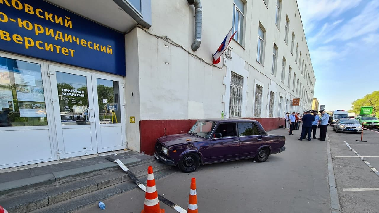В Москве на Волгоградском шоссе 17-летний водитель сбил людей на тротуаре