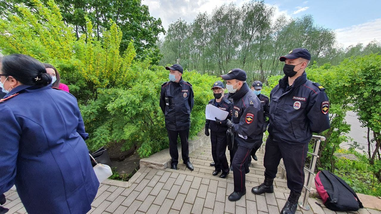В Великом Новгороде полиция явилась на съезд муниципальных депутатов