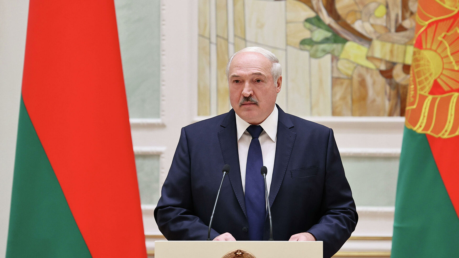 Лукашенко утвердил поправки к законам, ограничивающим работу СМИ в Беларуси
