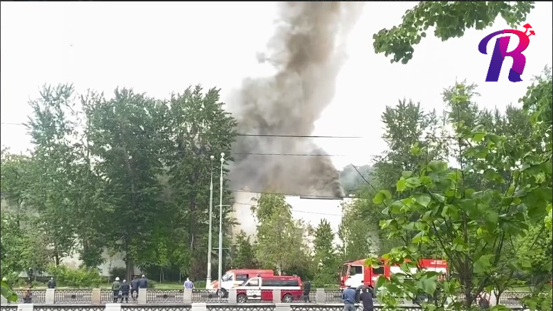 В Москве горит нежилое здание на Серебрянической площади