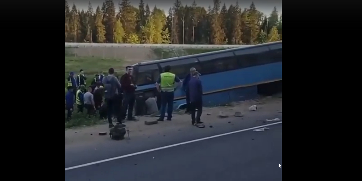 Под Подольском автобус с рабочими перевернулся после аварии с автомобилем