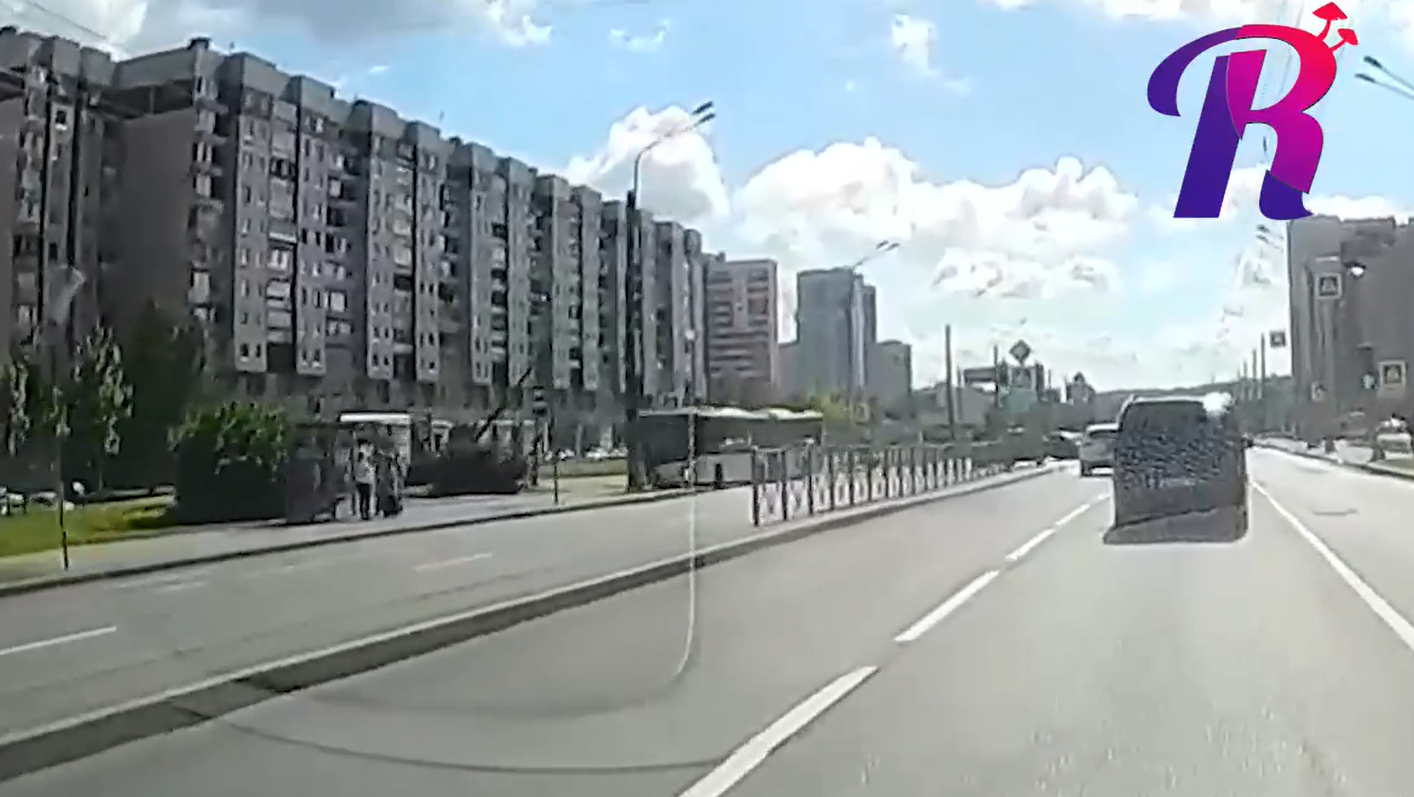Видео наезда автобуса на фонарный столб в Санкт-Петербурге