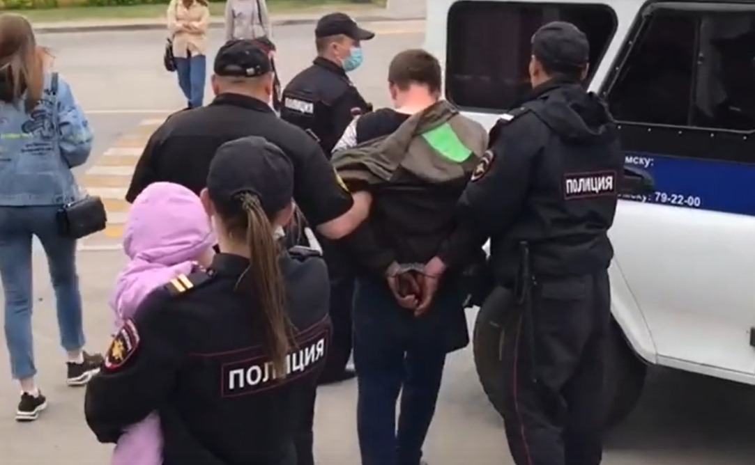 Мужчина с топором и отверткой пытался отнять ребенка у матери в Омске
