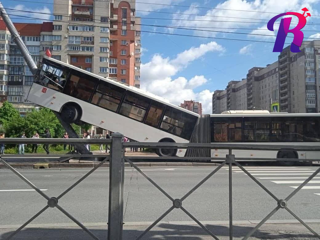 В ДТП с участием автобуса в Санкт-Петербурге пострадали 6 человек