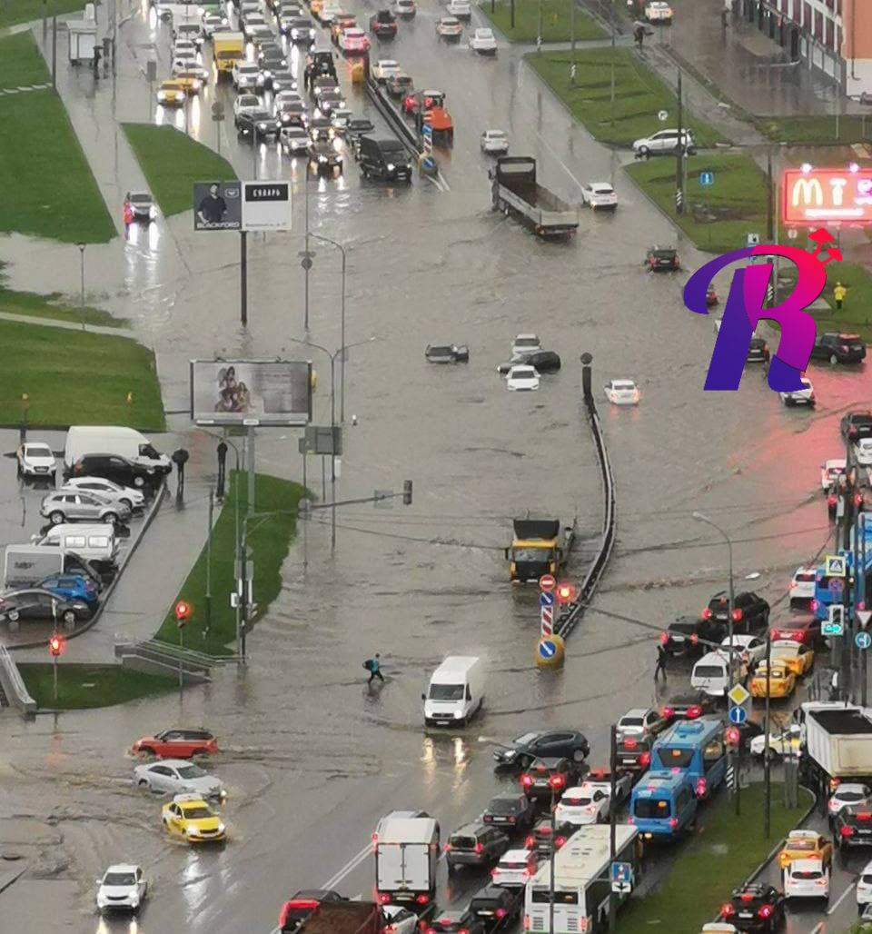 Реки на дорогах и серьезные пробки: Москву опять затопило