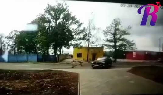 Видео момента ДТП с внедорожником и электросамокатом в Химках появилось в сети