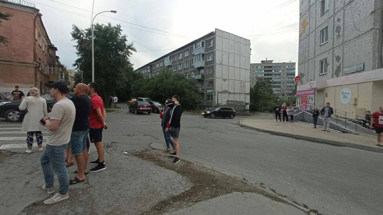 В Екатеринбурге неизвестный открыл огонь по прохожим из своего окна