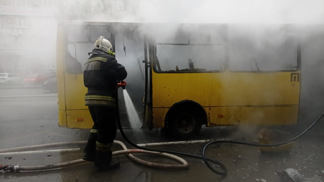 В Екатеринбурге загорелся автобус с людьми