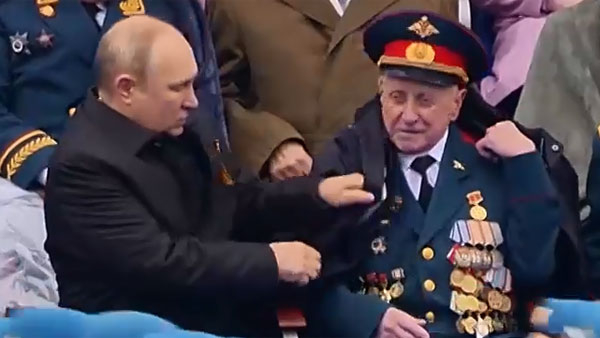 Лжеполицейские украли 400 тыс руб у ветерана, сидевшего с Путиным на параде Победы