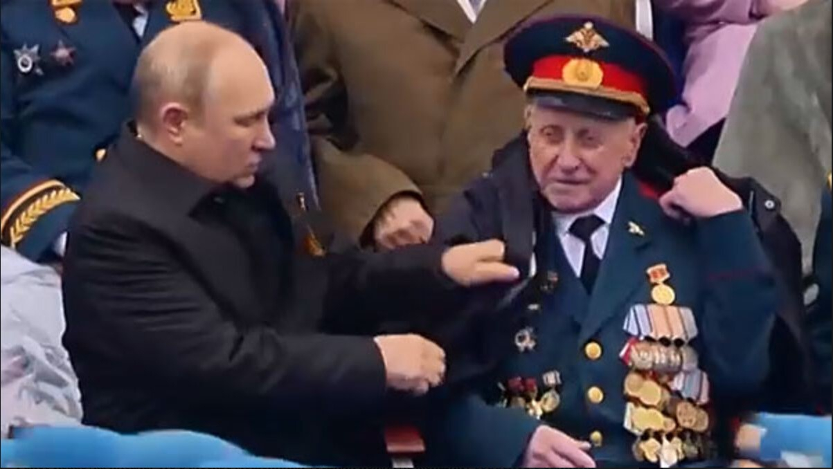 Злоумышленники, укравшие 400 тыс рублей у сидевшего рядом с Путиным ветерана, задержаны