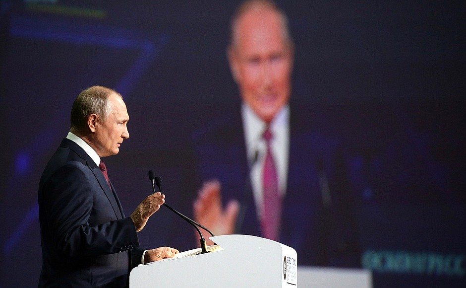У России есть очень надежная вакцина: главное из выступления Путина на ПМЭФ-2021