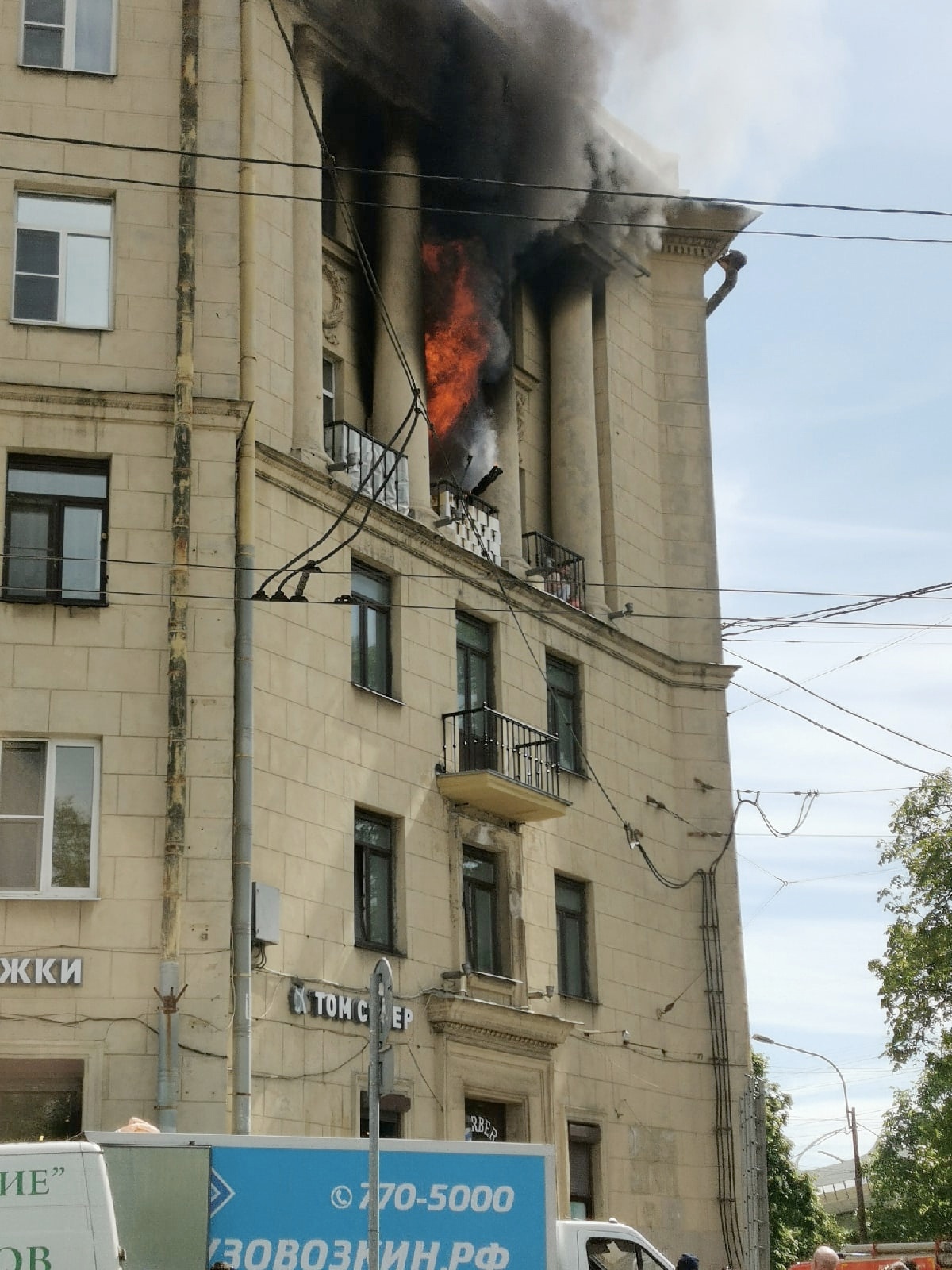 В Санкт-Петербурге пожарные спасли женщину и двух детей из горящего дома
