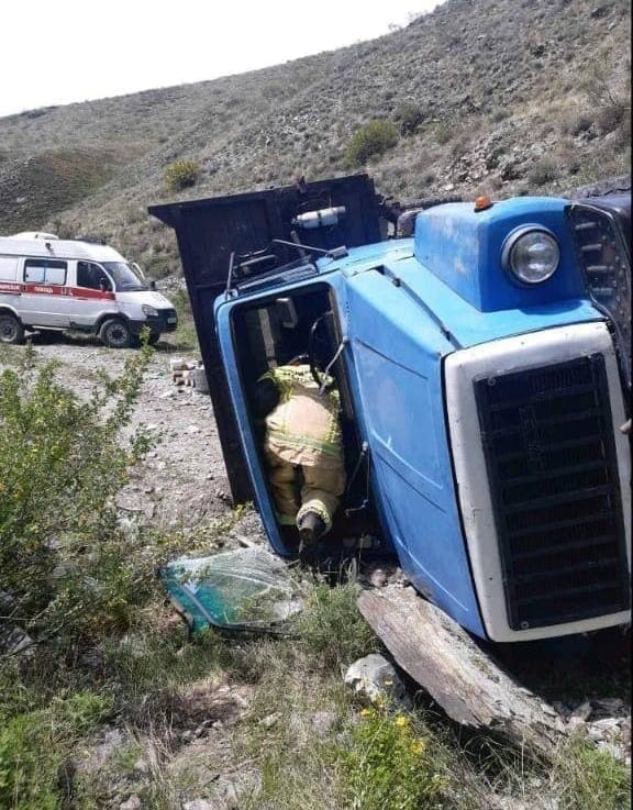 В Туве при опрокидывании грузовика пострадал 21 человек