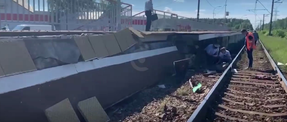 В Подмосковье погибли три человека после столкновения электропоезда с легковушкой