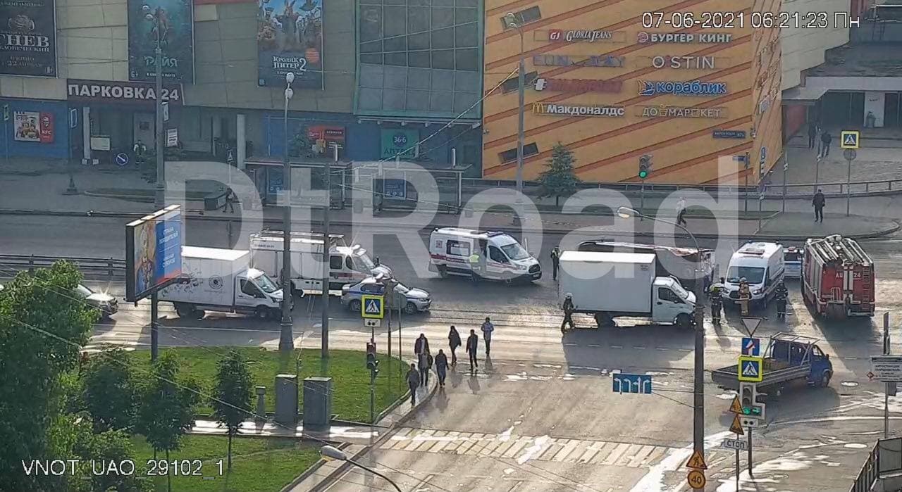 В Москве после столкновения с грузовиком перевернулся микроавтобус с людьми