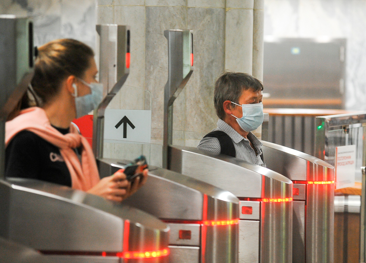 Работники московского метро заставляют пассажиров дважды платить за проезд и покупать перчатки на кассе