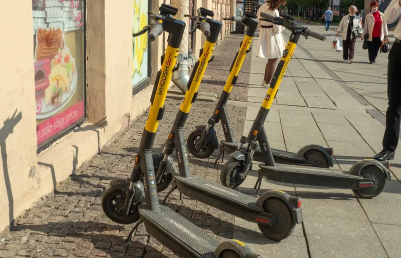 В Санкт-Петербурге девушка на электросамокате сбила ребенка и скрылась