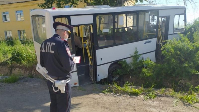 В Свердловской области автобус снес остановку, погибли шесть работников