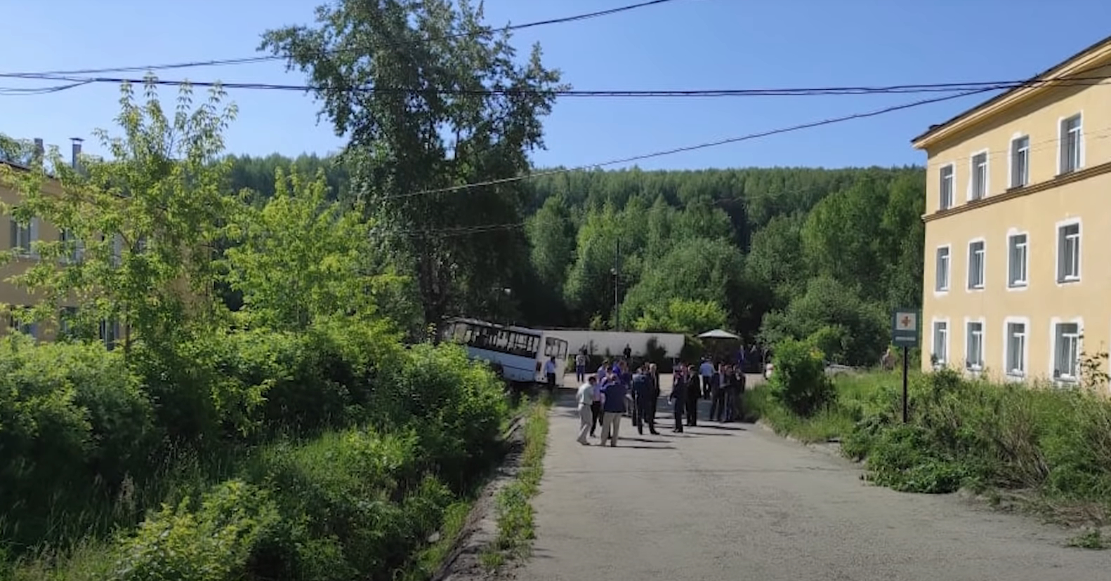 Первое видео после сноса автобусом остановки с рабочими в Свердловской области