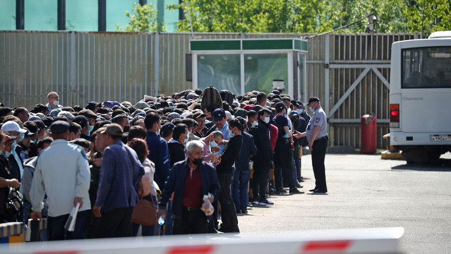 Пять дней до депортации: гастарбайтеры заполонили миграционные центры Москвы
