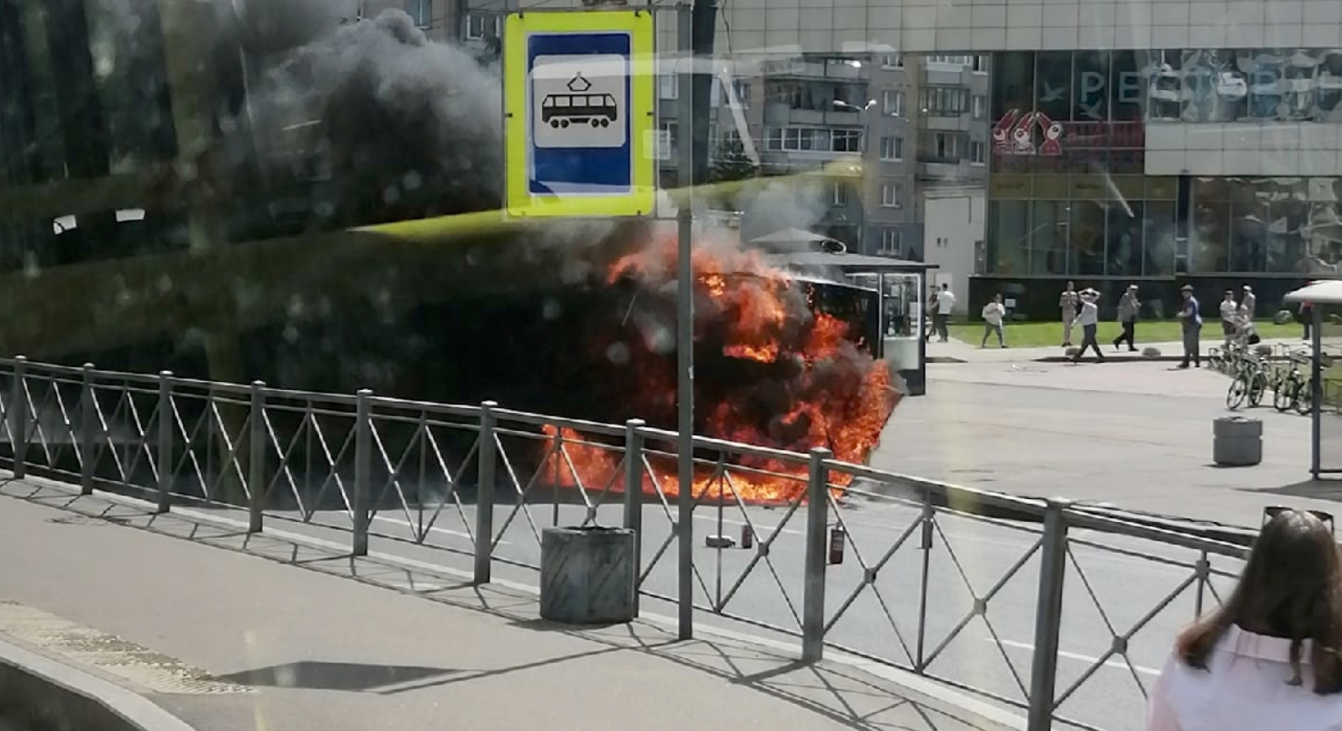 Видео очевидцев с горящим автобусом возле метро «Беговая» в Санкт-Петербурге