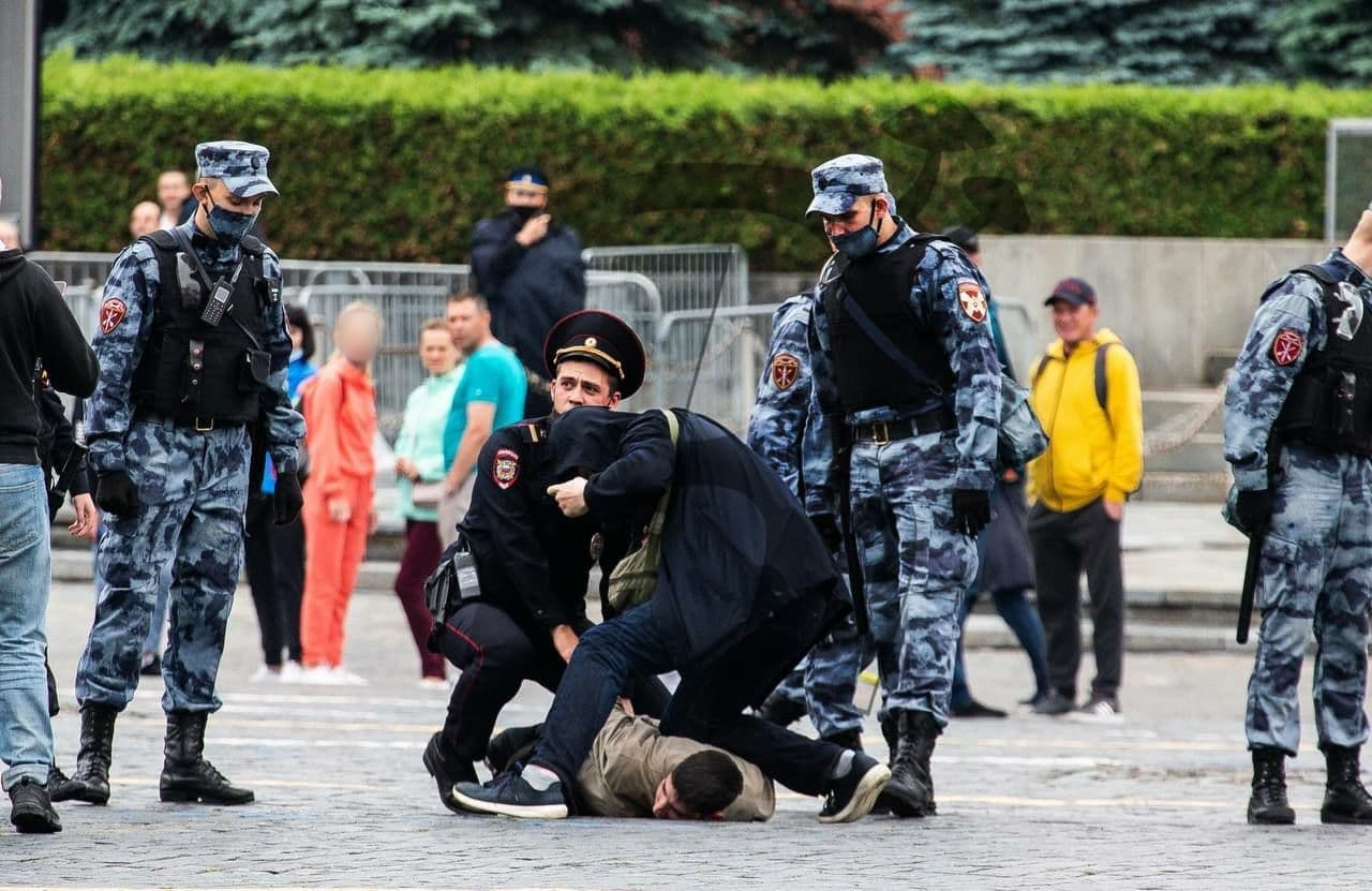 В отношении художника Крисевича возбудили уголовное дело после акции на Красной площади