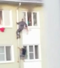 Видео спасения детей из пожара неизвестными героями в Костроме