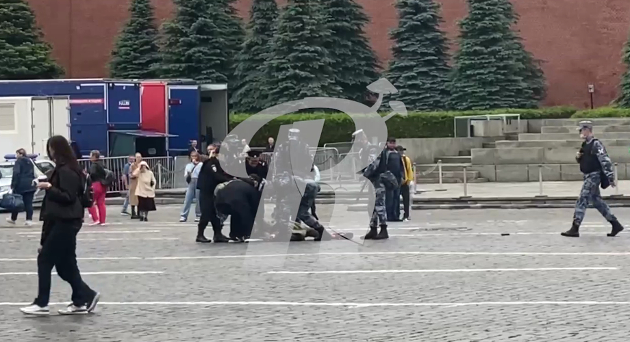 Акционист Крисевич «застрелился» на Красной площади в Москве