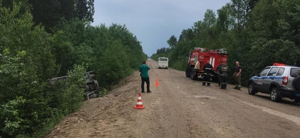 В Ленинградской области перевернулся автобус с 45 пассажирами