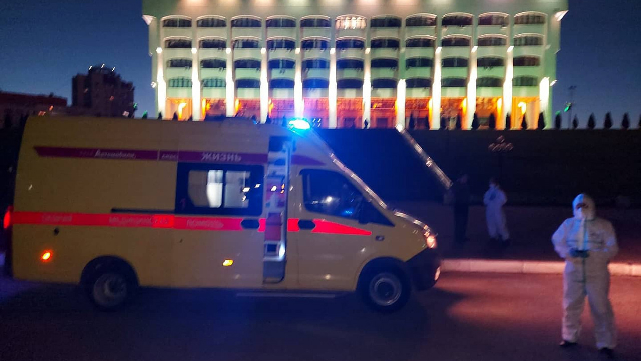 Владимирская скорая привезла пациента к зданию правительства из-за нехватки коек для ковидных