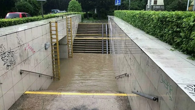 В тонущей Ялте человека унесло в открытое море потоком воды