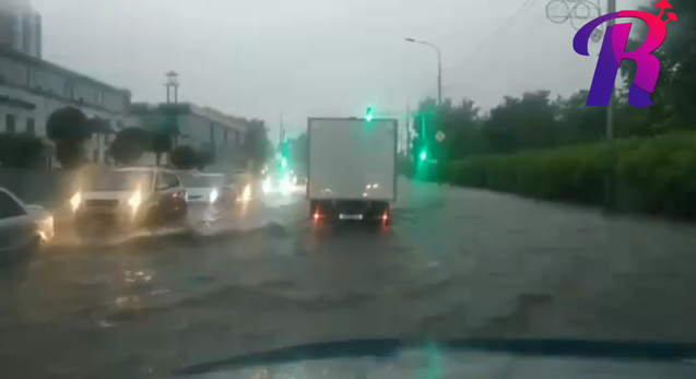 «Просто все плывут!»: видео потопа после сильного ливня в Красноярске