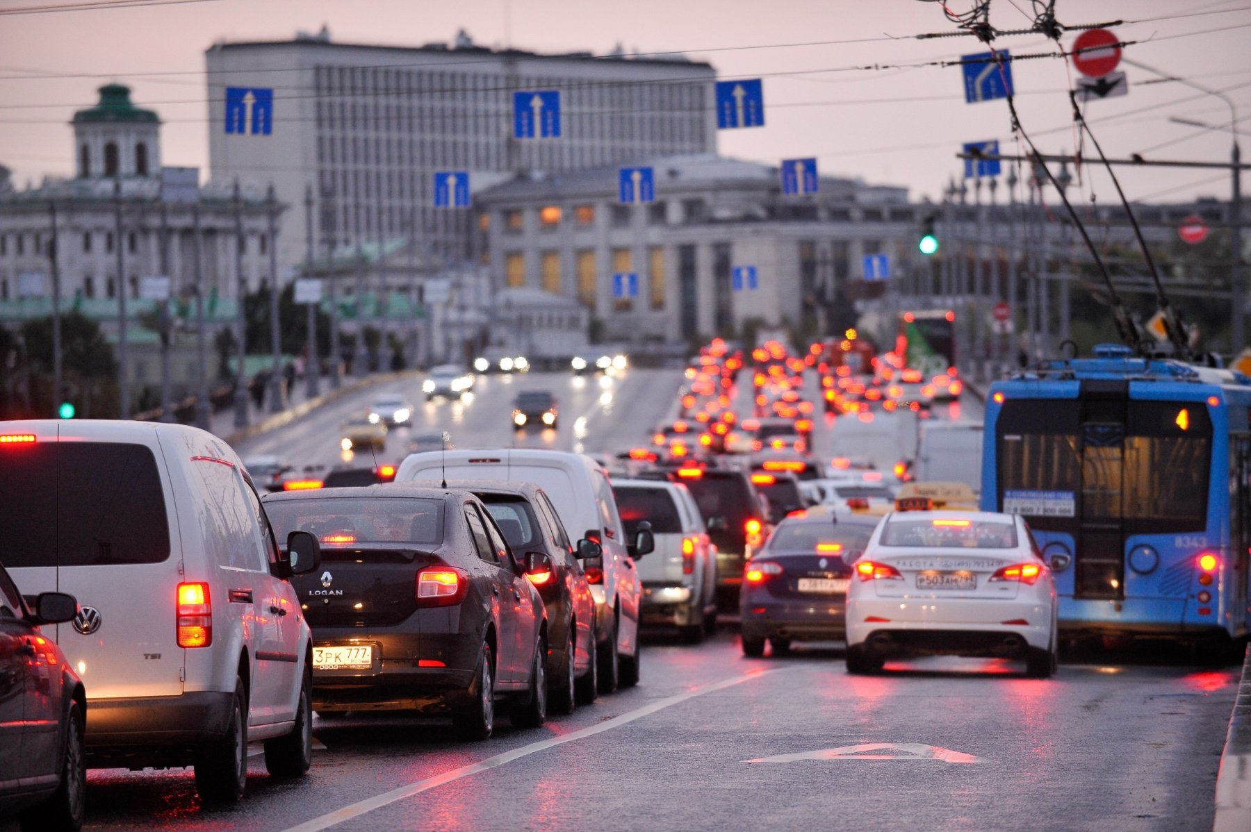 Больше половины опрошенных россиян одобряют снижение скорости в городах